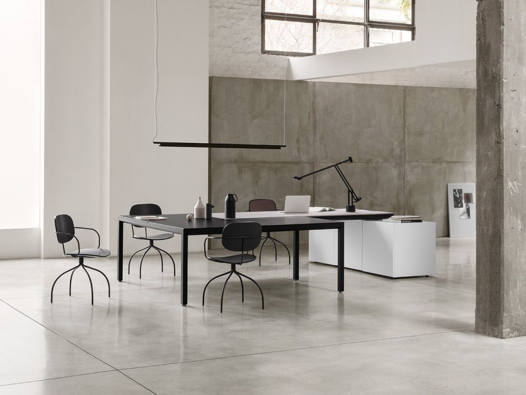 SC06: a refined executive desk that highlights the elegance and timeless character of contemporary leadership environments.
