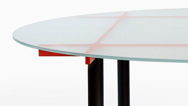 Detail of the Balance round meeting table: the minimalist joint highlights structural precision, refined craftsmanship, and essential design clarity.